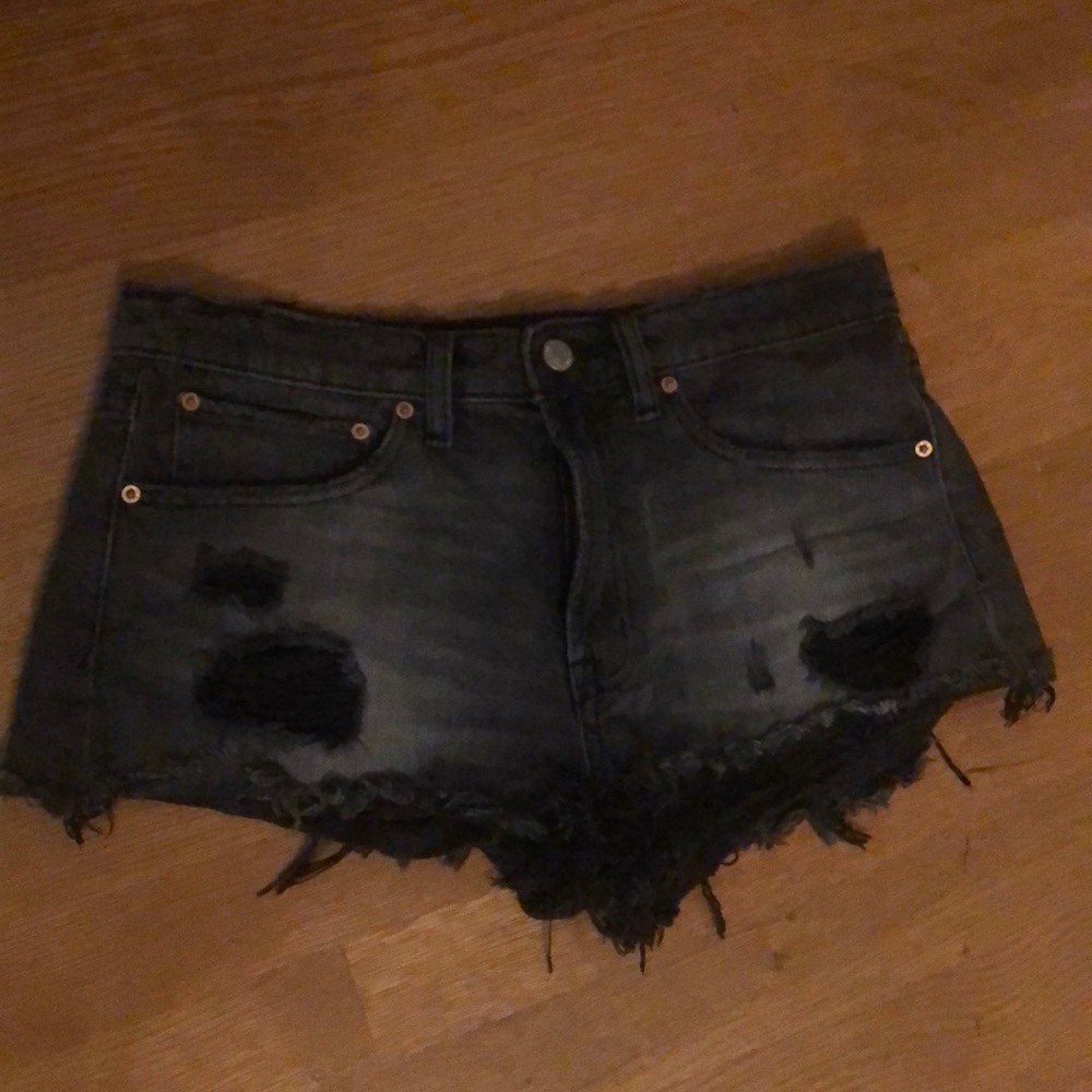 black mid-rise shorts